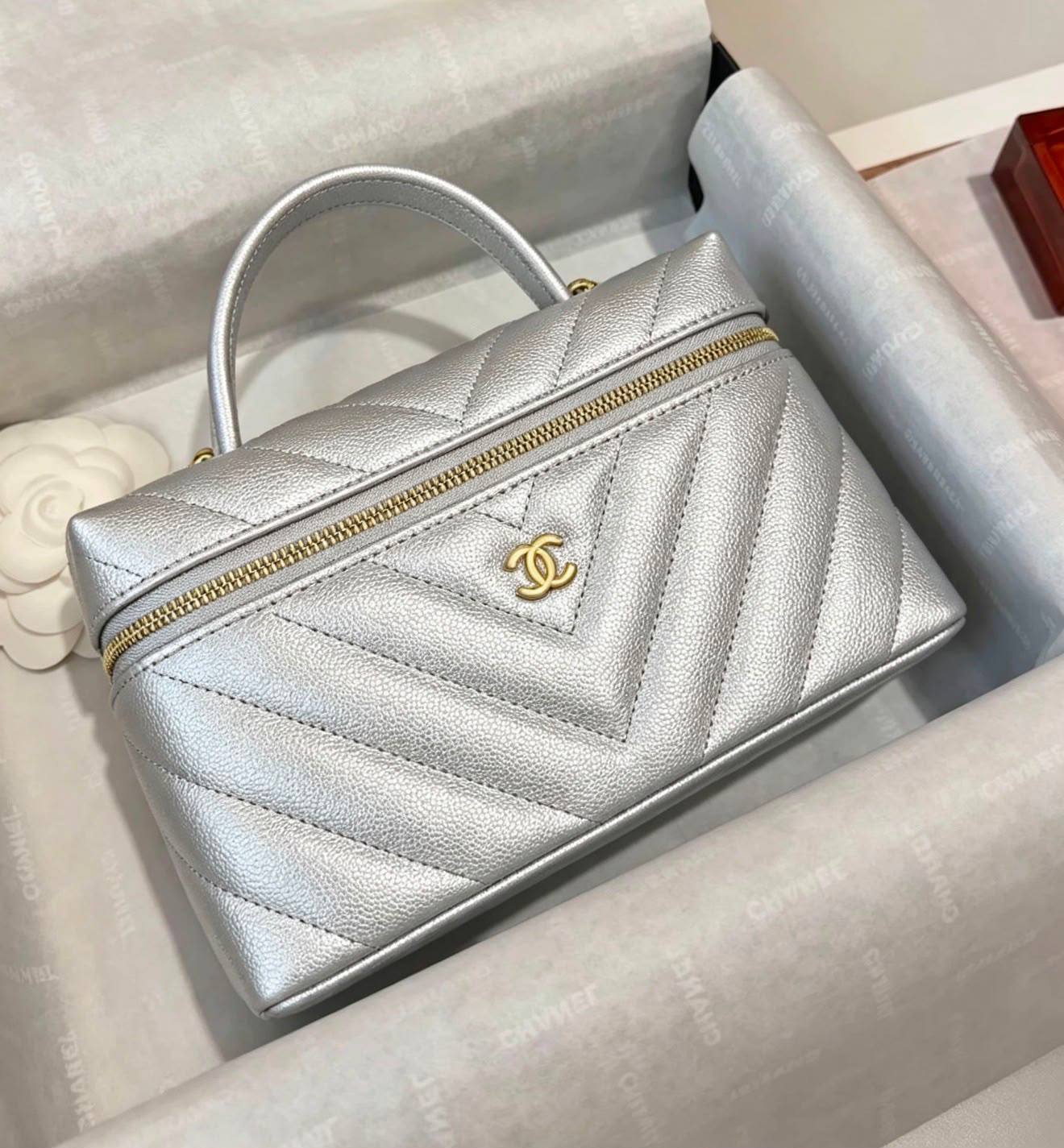 Chanel
100 dhs✅
Size：19cm
Good-quality with box

Zain35
♥️♥️♥️
