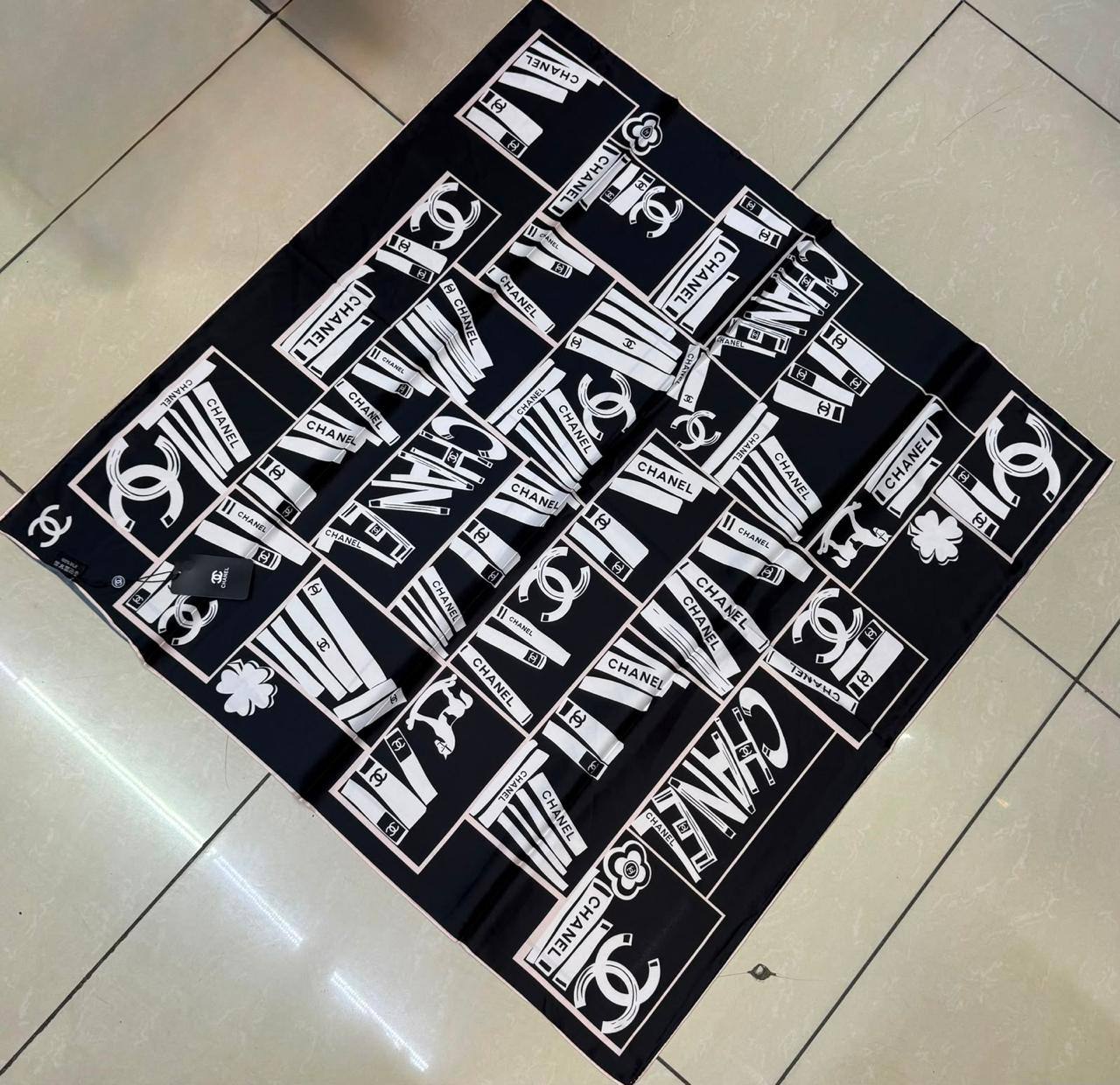 Silk square scarf 
40 dhs🇦🇪🇦🇪
Size 90*90

Zain93
♥️♥️♥️