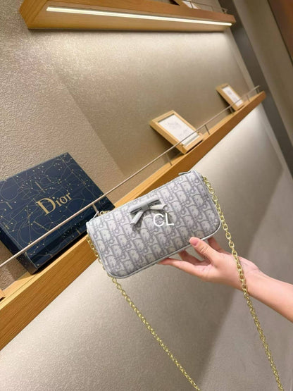 DIOR
Best quality 
with box
100 dhs🇦🇪🇦🇪

size 23CM

Zain290
♥️♥️♥️