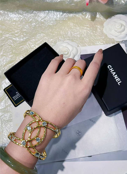 CHANEL 
Bangle ✨
Master quality 💯
With normal boxes 🗃️ 
110 dhs🇦🇪🇦🇪

With master box 📦 
150 dhs🇦🇪🇦🇪

Zain216
♥️♥️♥️