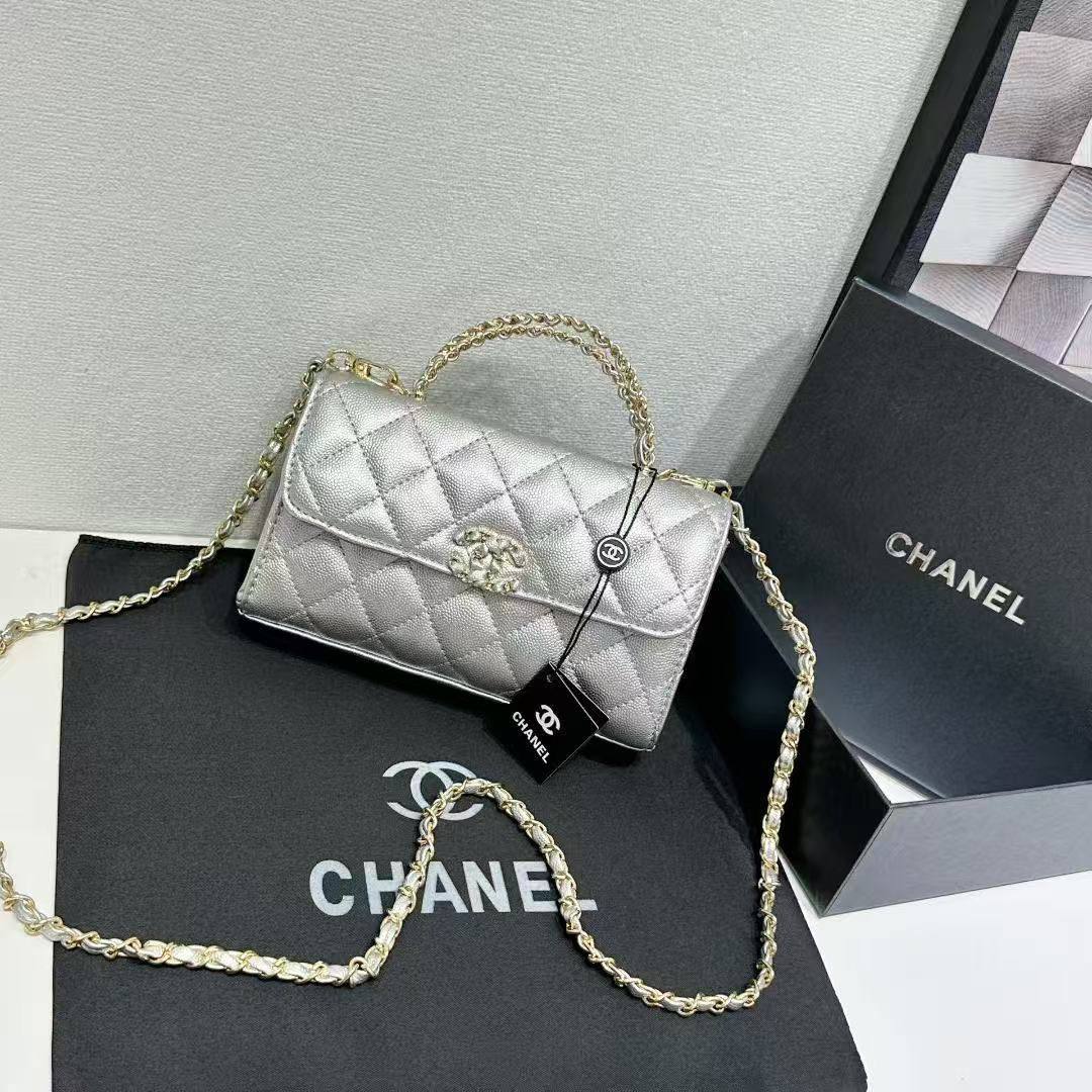 Chanel 
Best quality with box’s 
100 dhs✅
size 19 cm

Zain290
♥️♥️♥️
