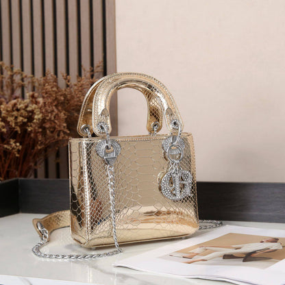 Dior
 Good Quality 
With Box 
🎁🎁🎁

125 dhs❣️

Zain250
♥️♥️♥️