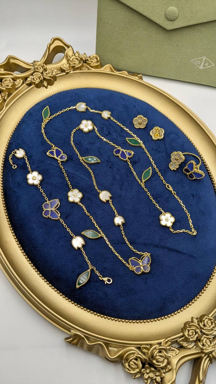 VCA
*Master Quality* 
*With Gold* 
*Necklace, Earrings, Bracelet & Finger Ring*
420 dhs✅ with Good Box 🎁 
495 dhs✅ with Master Box 🎁

Zain210
♥️♥️♥️