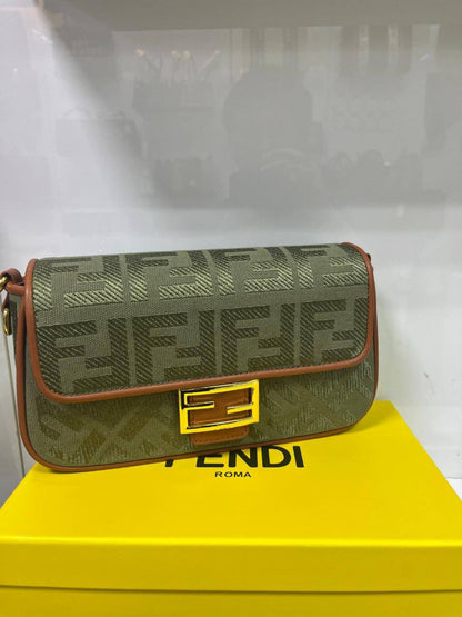 Fendi
Best quality 

with box’s 
🎁🎁🎁

115 dhs🪙🖤
size 26cm

Zain158
♥️♥️♥️