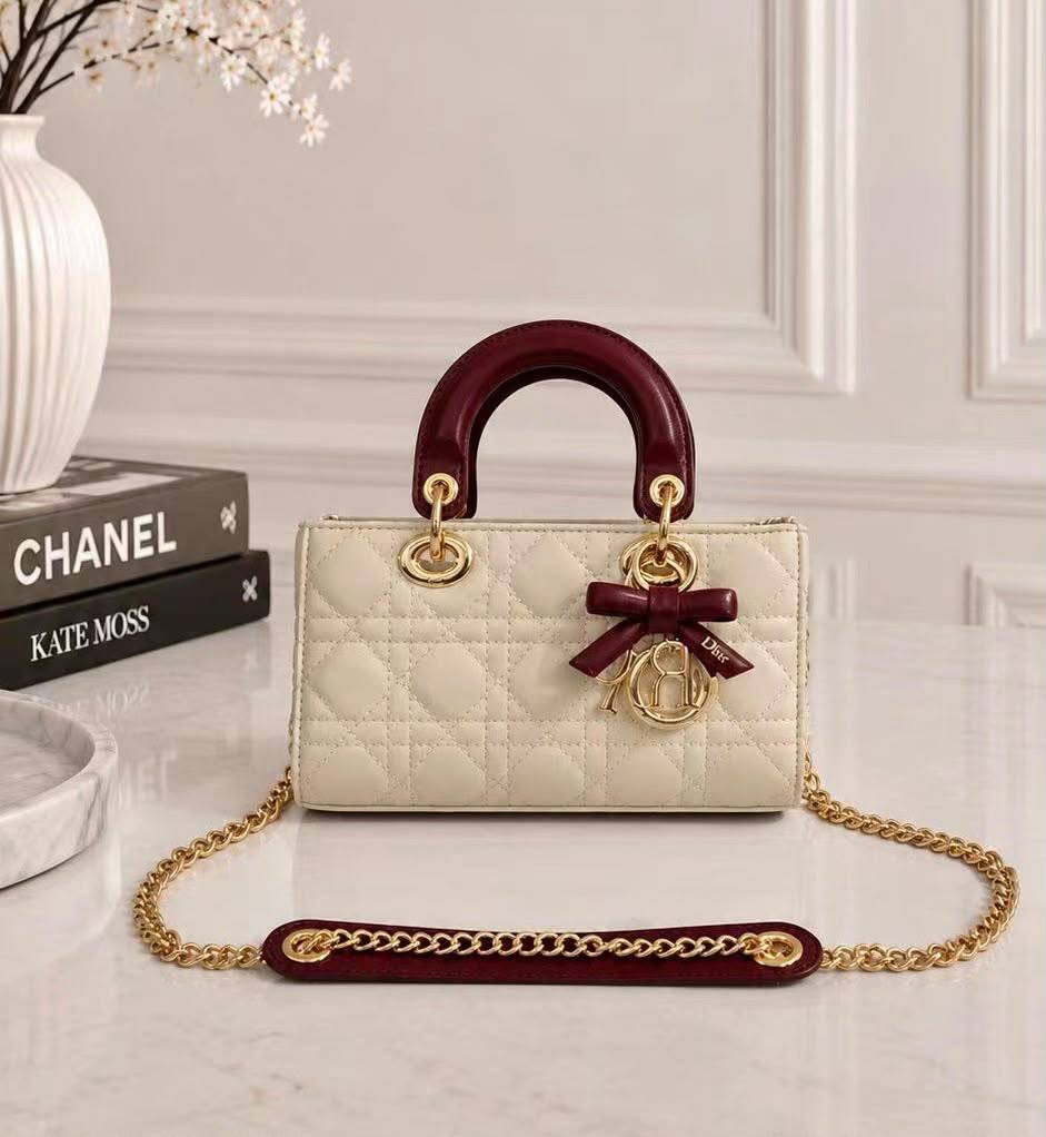 DIOR 

NEW CAME 

HIGH QUALITY 

WITH BOX 
135 dhs🇦🇪🇦🇪

Zain295
♥️♥️♥️