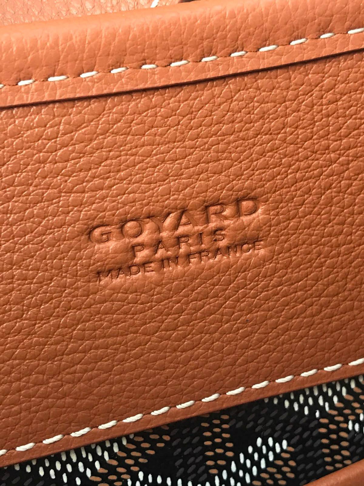 Goyard

identification based on appearance
Brown 

Goyardine canvas and Chevroches calfskin

Shoulder bag / Crossbody bag
Palladium
size:25cm

For Price 👇 WhatsApp✅
0568585901 
0507557372
0552275751 Owner Zain 👌

Zain325
♥️♥️♥️