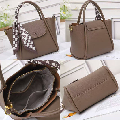 Hermes
120 dhs✅
Size 24cm 

Zain161
♥️♥️♥️