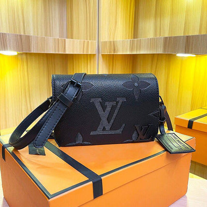 LV
75 dhs✅
size 20×6×13cm

Zain42
♥️♥️♥️