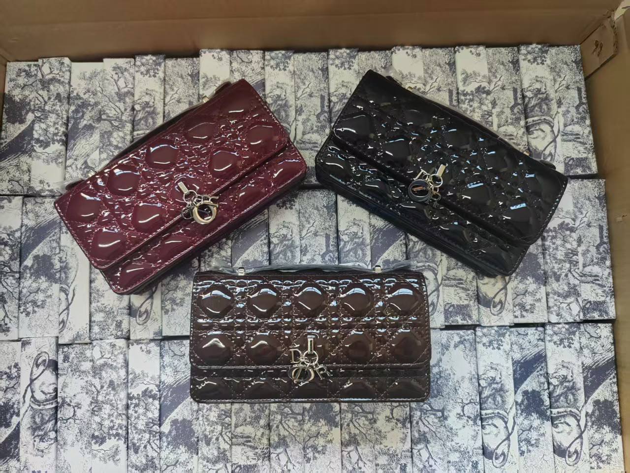 Dior
105 dhs🇦🇪🇦🇪
good-quality with box

Zain35
♥️♥️♥️