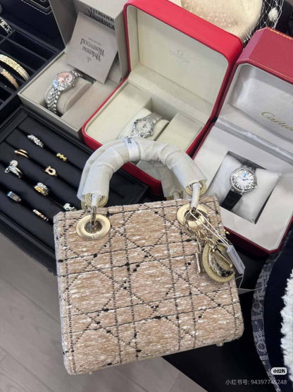 Dior Master
20cm 
280 dhs🪙🌨️

Zain10
♥️♥️♥️