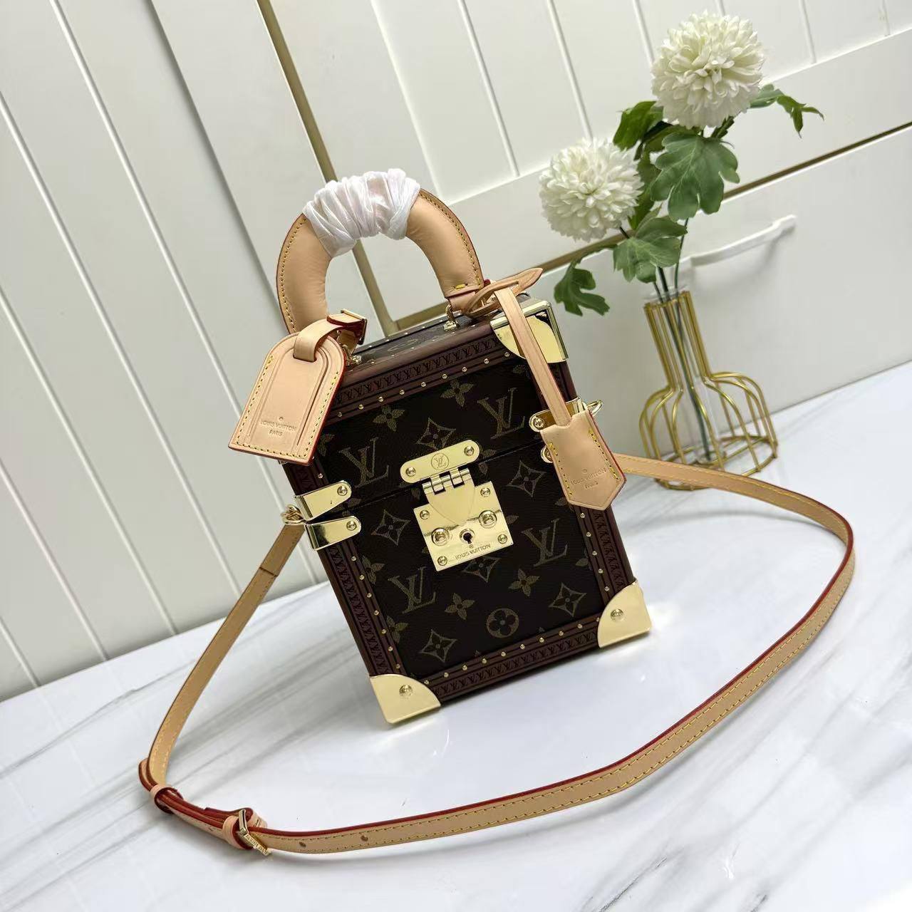 LV 
camera & mackup box 
430 dhs❣️

Zain228
♥️♥️♥️