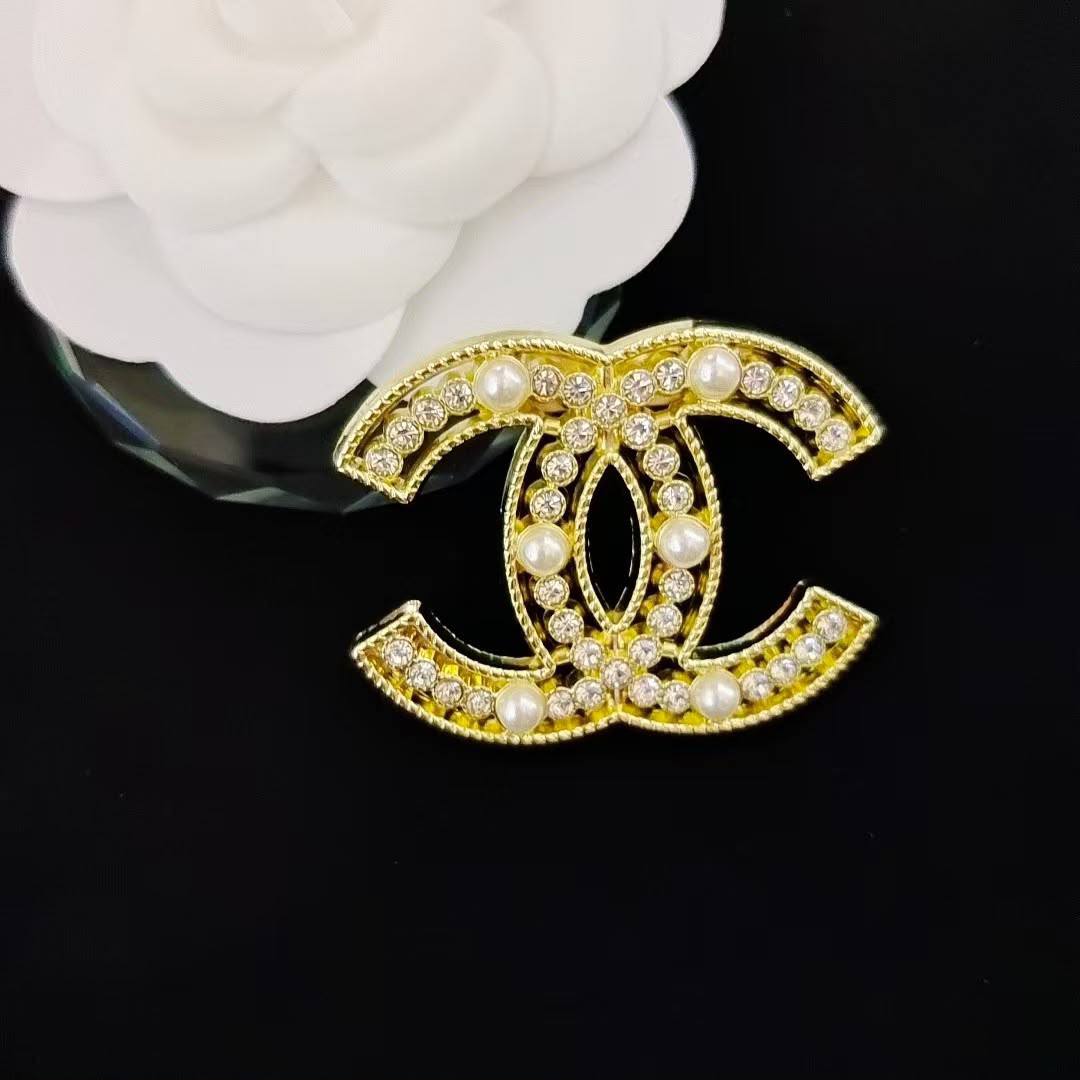 BROOCH🦋*
Good quality 🍁
With black boxes 📦 
20 dhs💓

With normal box 🗃️ 
And paper bag 🛍️
35 dhs💓

Zain216
♥️♥️♥️