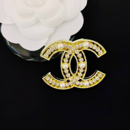 BROOCH🦋*
Good quality 🍁
With black boxes 📦 
20 dhs💓

With normal box 🗃️ 
And paper bag 🛍️
35 dhs💓

Zain216
♥️♥️♥️