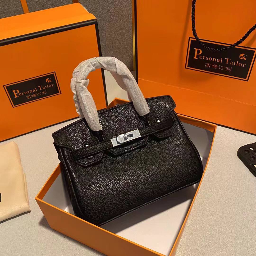 HERMES

best quality 
without box

110 dhs🇦🇪🇦🇪🇦🇪

size20CM

Zain290
♥️♥️♥️