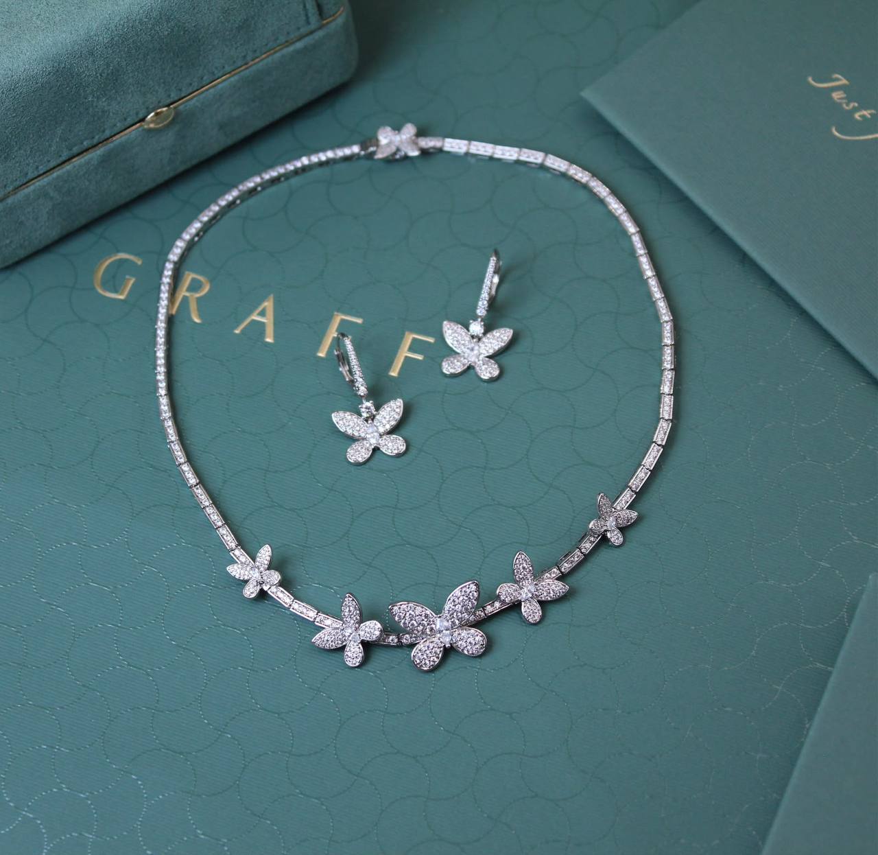 GRAFF
↗️ *Super Master Quality ®️*
Pavé Butterfly Diamond Necklace with Earings

*325 dhs🇦🇪🇦🇪* with *Good big* Box & Bag

Zain209
♥️♥️♥️