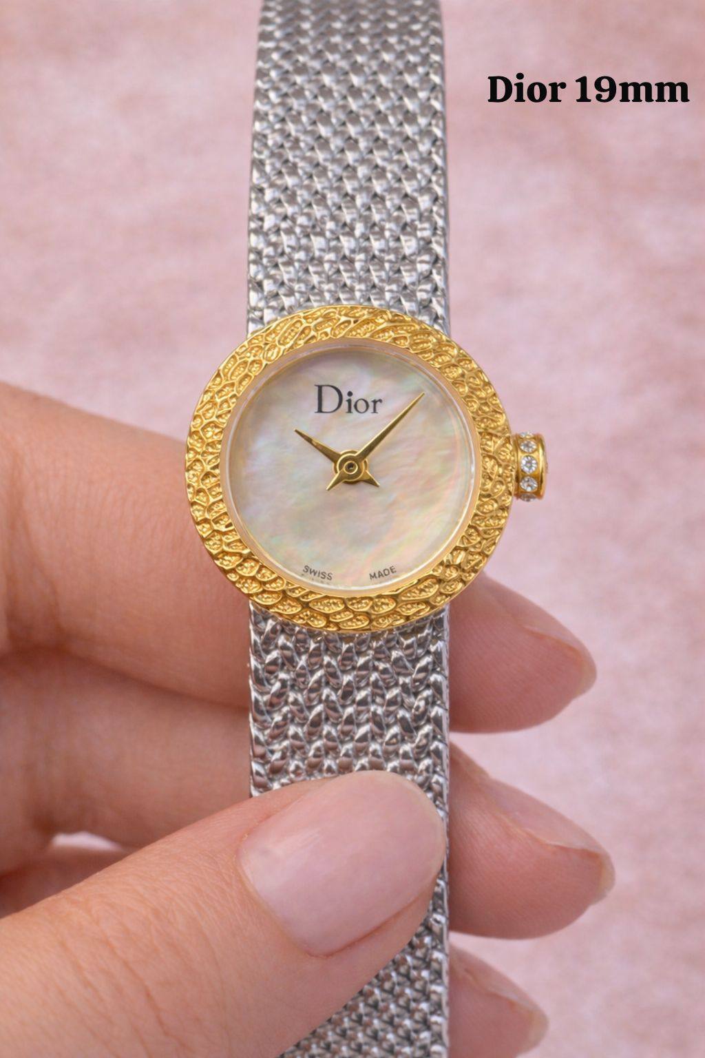 Dior mini size watch for ladies good quality 
170 dhs🌺 
 (size 19mm)

Zain59
♥️♥️♥️