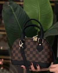 LV
With box 
🎁🎁🎁

85 dhs🪙🌨️
Size 20×11×16cm

Zain136
♥️♥️♥️