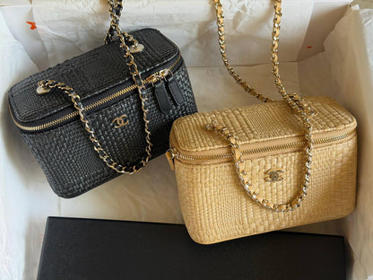 Chanel 
𝐕𝐚𝐧𝐢𝐭𝐲 𝐁𝐚𝐠 𝐖𝐢𝐭𝐡 𝐂𝐡𝐚𝐢𝐧 
950 dhs✅

ETAG4
♥️♥️♥️