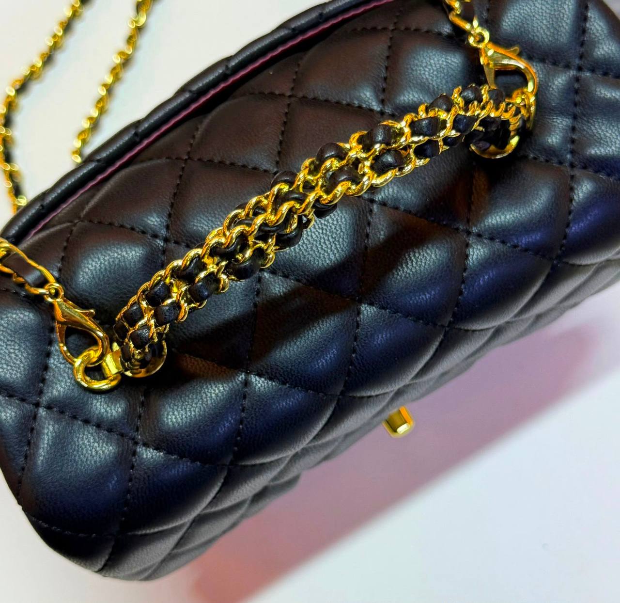 CHANEL
GOOD QUALITY 
WITH BOX 
100 dhs✅

Zain295
♥️♥️♥️