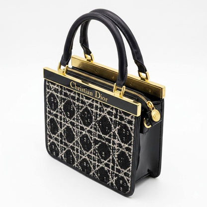 CHRISTIAN DIOR in Tweeds
Booktote Handbag
Gold Metal Hardware
Has a Belt Strap
Size: 26 cm
With BOX
🎁🎁🎁

110 dhs✅

Zain239
♥️♥️♥️