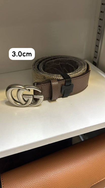 Leather belt

with box 
🎁🎁🎁

60 dhs✅

Zain190
♥️♥️♥️