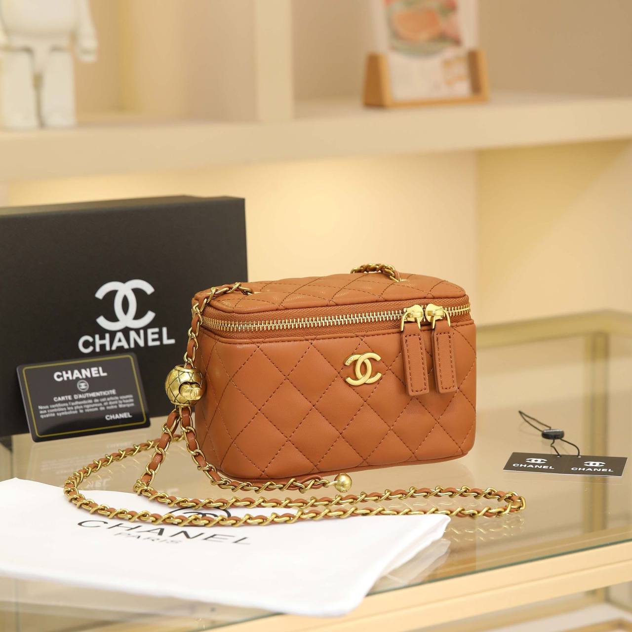 Chanel
❤️
100 dhs✅ 
Good  quality
Size：17cm

With  box
🎁🎁🎁

Zain74
♥️♥️♥️