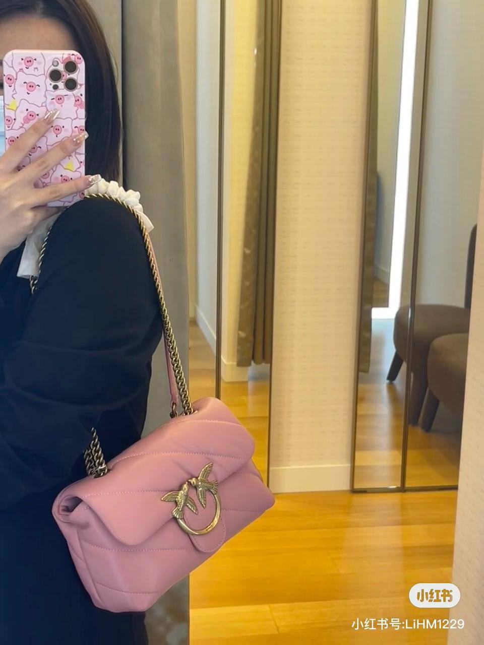 Aigner

120 dhs❣️

size:29*10*18

With box
🎁🎁🎁

Good quality

Zain07
♥️♥️♥️