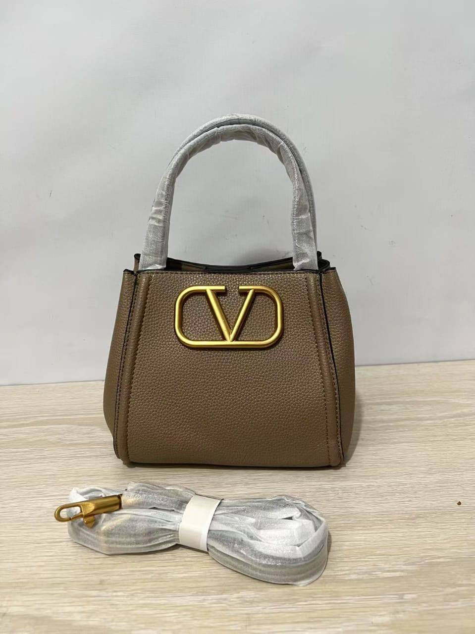 Valentino
90 dhs🇦🇪
size 22cm

Zain26
♥️♥️♥️