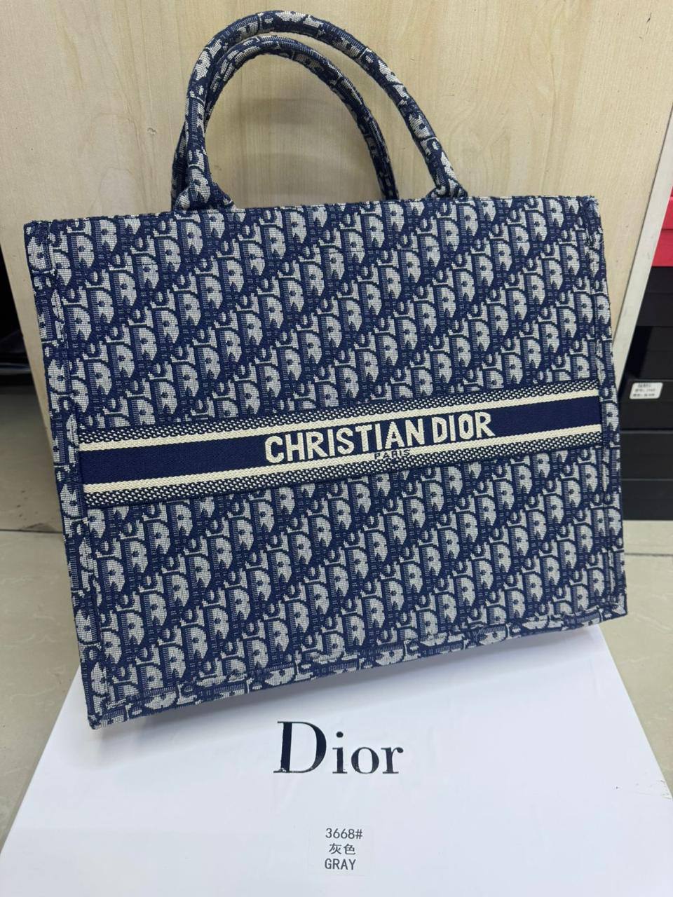 💎Christian Dior 
High quality +🎁
Big Size: 41 * 31 cm
75 dhs✅
with box 🎁

Zain115
♥️♥️♥️