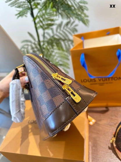 Lv

100 dhs🇦🇪🇦🇪

with box
size 20cm

Zain26
♥️♥️♥️
