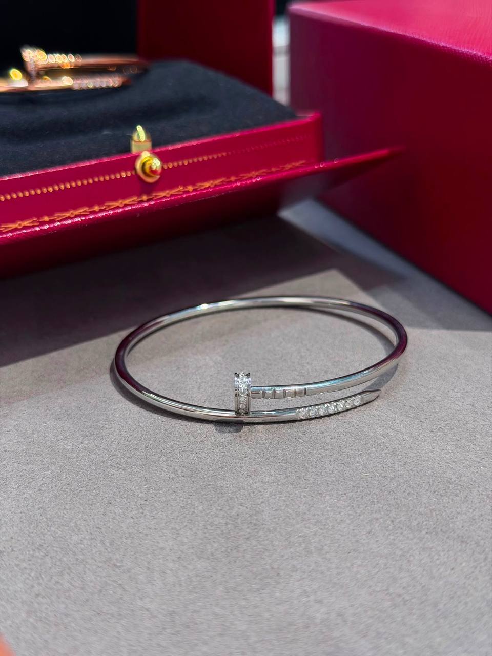 Cartier ♥️
* ⁠↗️ *Super Master Quality ®️*⬆️
* Just un clou New Bangle  with Stone,
* ⁠available All Size in Gold , Silver & Rosegold

NEW COLLECTION

*95 dhs✅* with *Normal* Box & Bag
*140 dhs✅* with *Orignal* Packing 🎁

Zain106
♥️♥️♥️