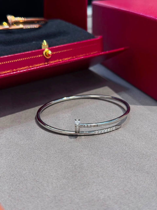 Cartier ♥️
* ⁠↗️ *Super Master Quality ®️*⬆️
* Just un clou New Bangle  with Stone,
* ⁠available All Size in Gold , Silver & Rosegold

NEW COLLECTION

*95 dhs✅* with *Normal* Box & Bag
*140 dhs✅* with *Orignal* Packing 🎁

Zain106
♥️♥️♥️
