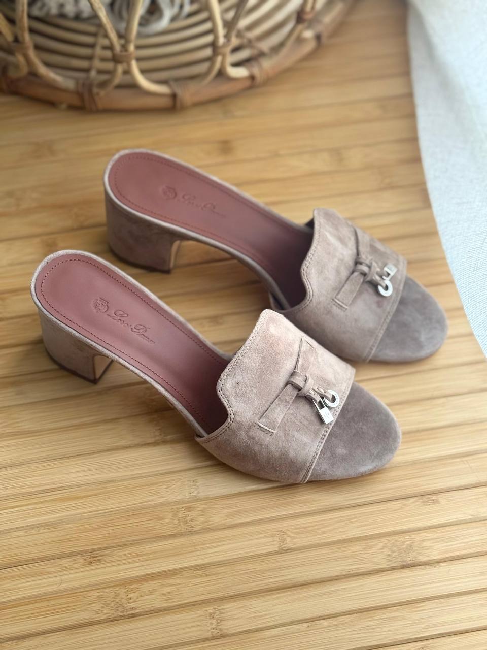 Loro Piana
AAA Quality
𝘀𝗶𝘇𝗲 𝟯𝟲 𝘁𝗼𝗼 𝟰𝟮 
450 dhs💓

Zain303
♥️♥️♥️