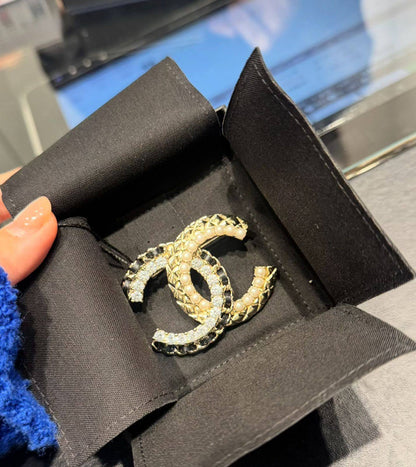 CHANEL❤️‍🔥*
BROOSH🦋
Master quality 💯
With normal boxes 📦 
50 dhs❣️
With master box 🗃️ 
60 dhs❣️

Zain216
♥️♥️♥️