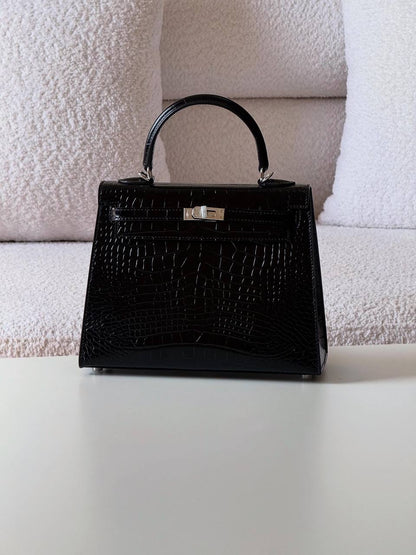 Hermes kelly 25cm💕master quality😍

with box❤️
700 dhs🪙💕

Zain52
♥️♥️♥️