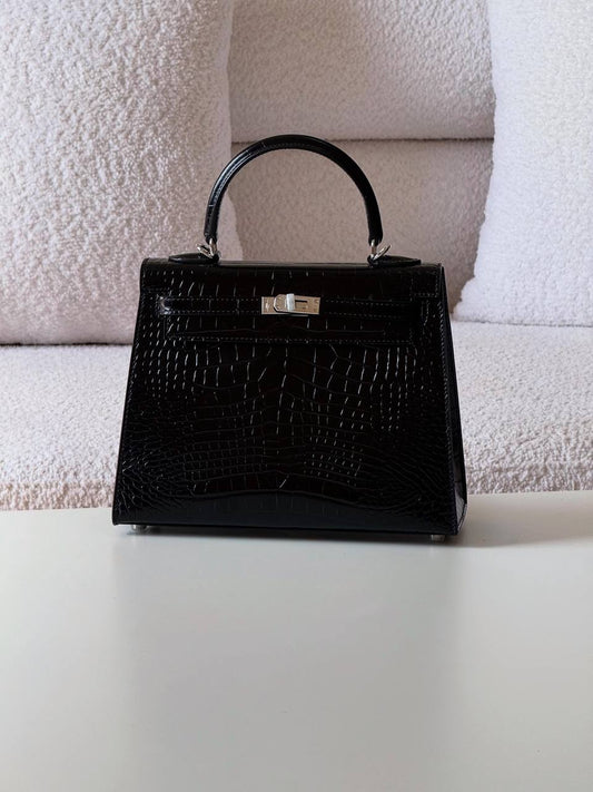 Hermes kelly 25cm💕master quality😍

with box❤️
700 dhs🪙💕

Zain52
♥️♥️♥️