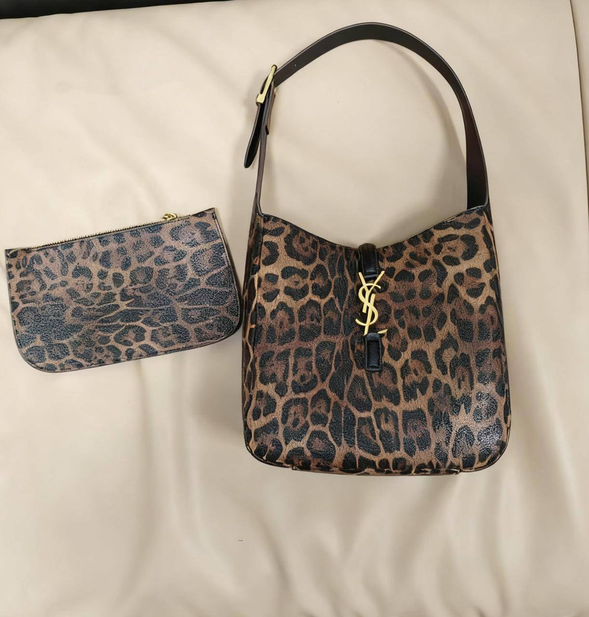 YSL

Good QUALITY 

SIZE：23cm
100 dhs🇦🇪🇦🇪

Zain04
♥️♥️♥️
