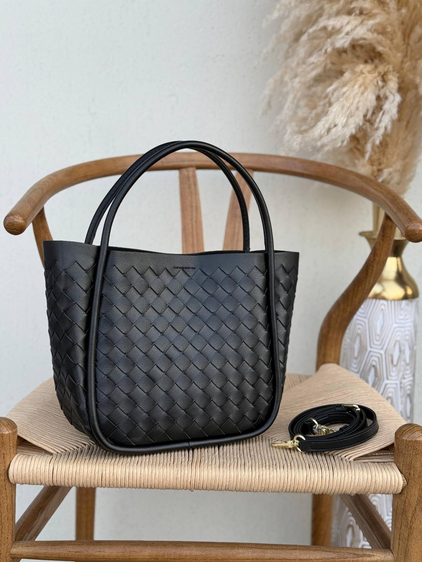 BOTTEGA VENETA
27cm
340 dhs❣️
Top quality 
With box🎁

Zain167
♥️♥️♥️