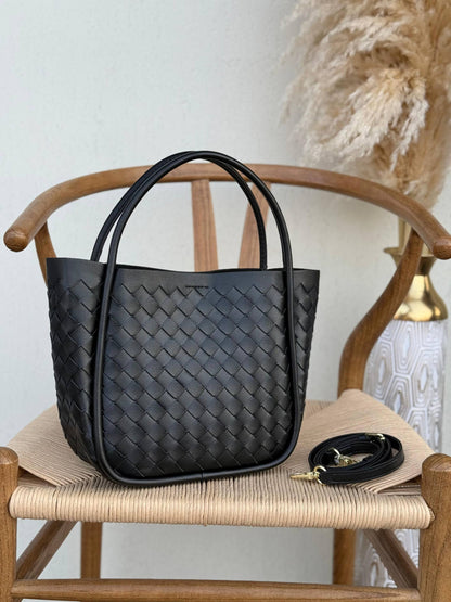 BOTTEGA VENETA
27cm
340 dhs❣️
Top quality 
With box🎁

Zain167
♥️♥️♥️