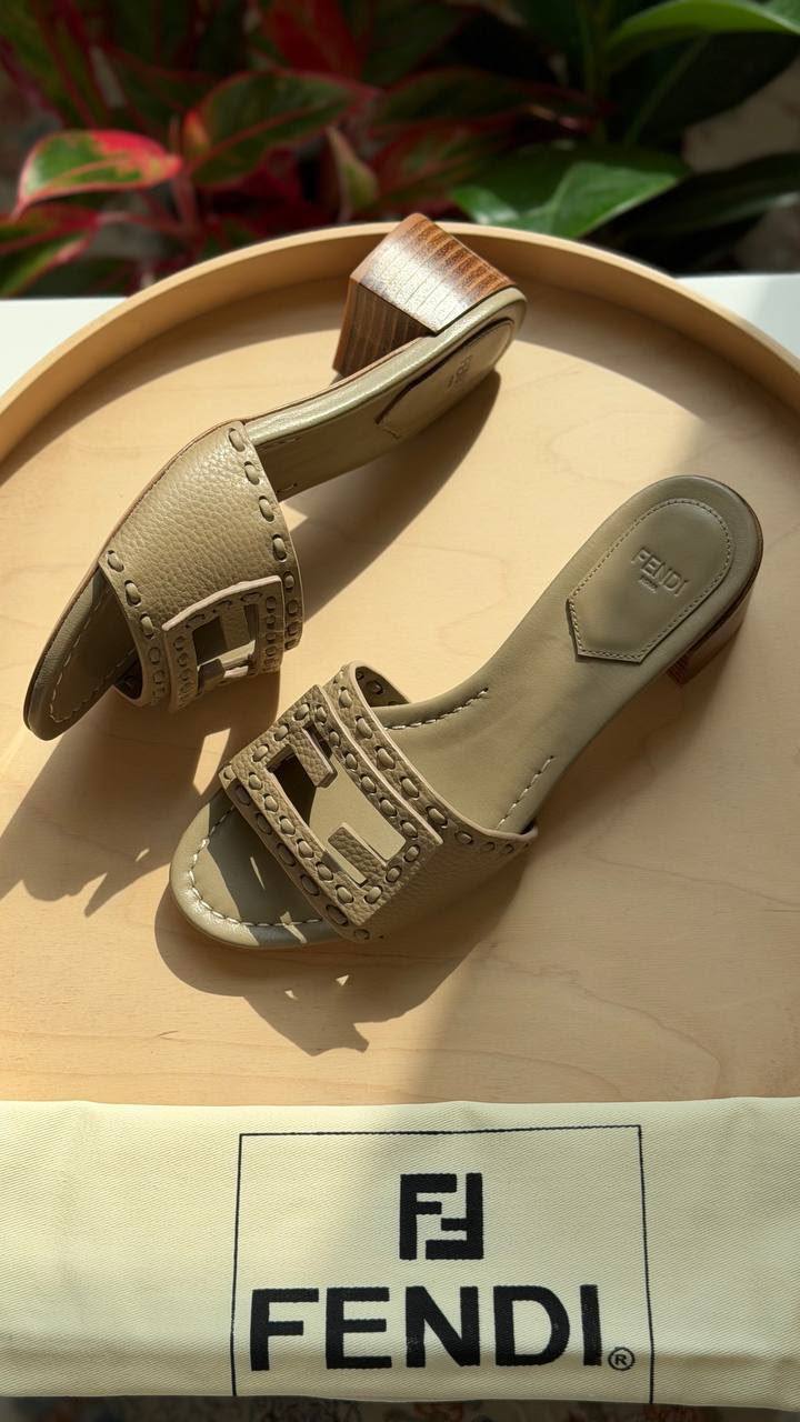 FENDI

Available🤩

Master quality 

Size: 36 to 41
430 dhs🇦🇪🇦🇪

Zain318
♥️♥️♥️