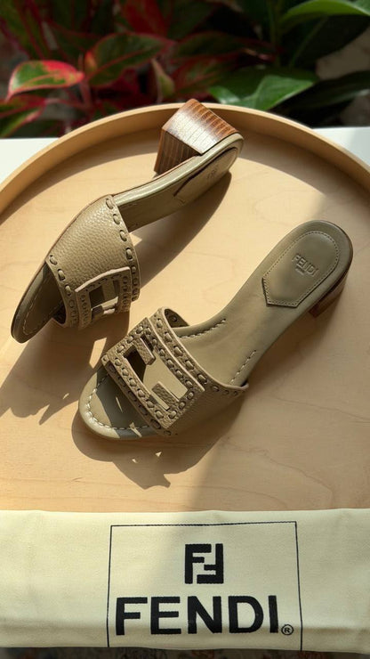 FENDI

Available🤩

Master quality 

Size: 36 to 41
430 dhs🇦🇪🇦🇪

Zain318
♥️♥️♥️