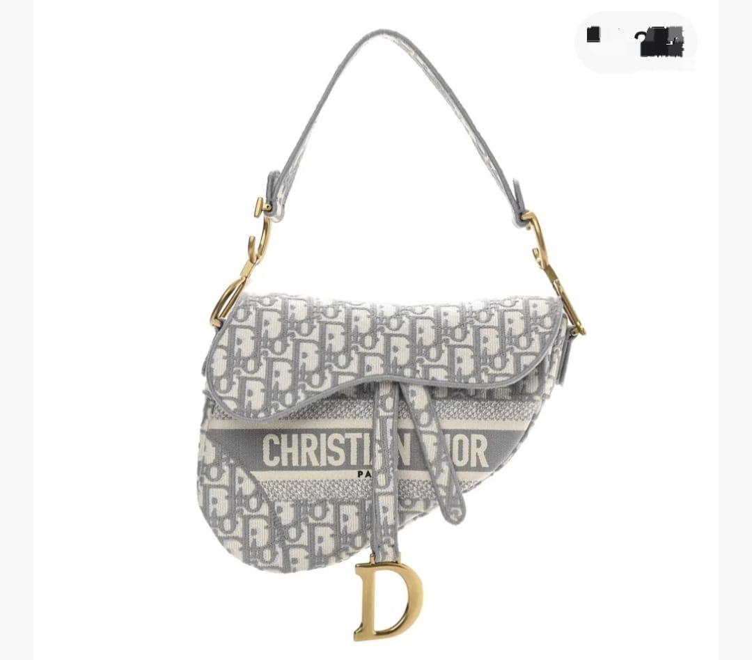 Dior

120 dhs
With box

Zain143
♥️♥️♥️