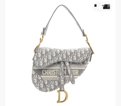 Dior

120 dhs
With box

Zain143
♥️♥️♥️