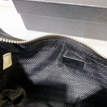 Prada

With box 
🎁🎁🎁

80 dhs🪙🌨️

Zain93
♥️♥️♥️