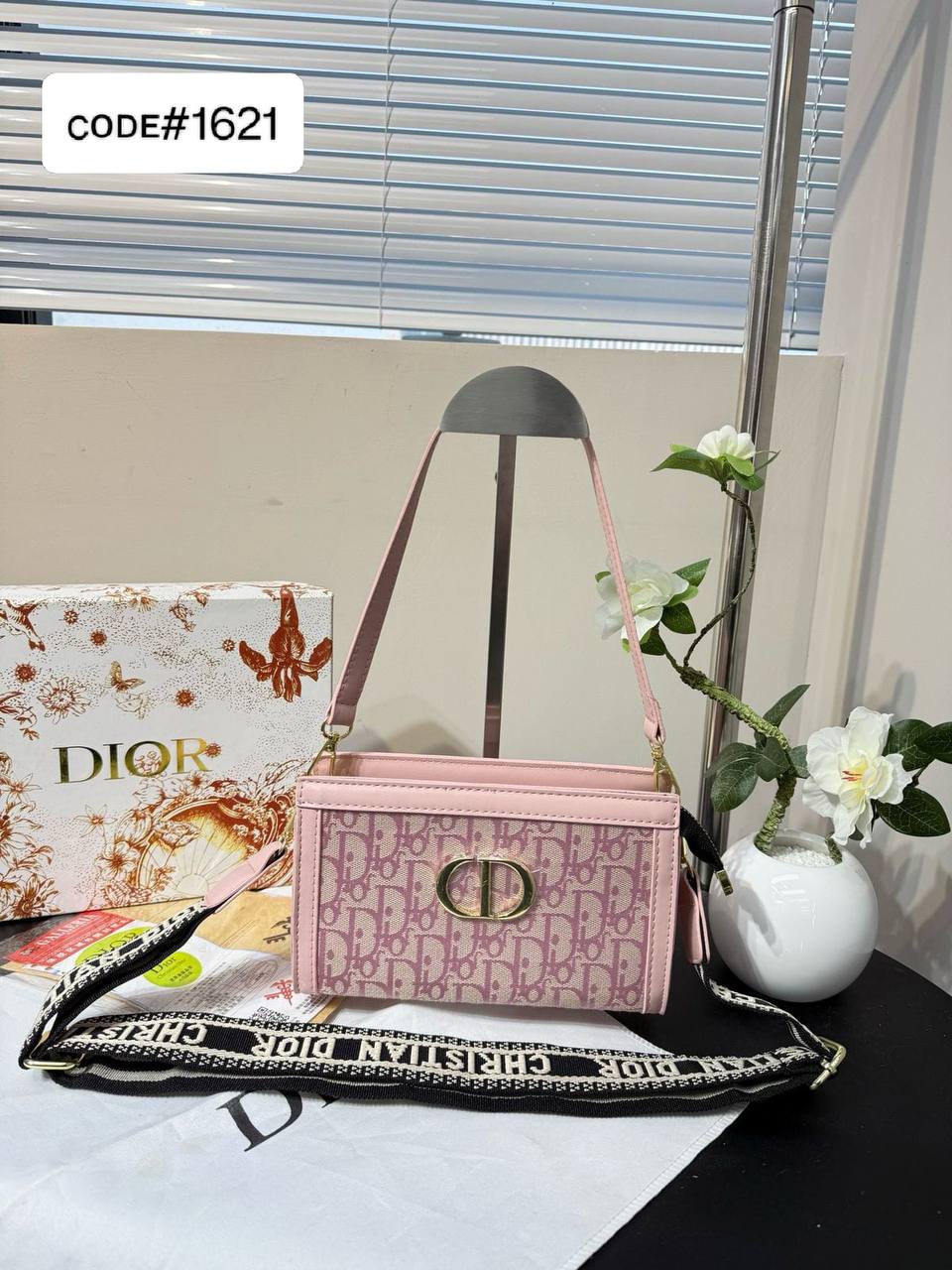 CHRISTIAN DIOR
sʜᴏᴜʟᴅᴇʀ / ᴄʀᴏssʙᴀɢ
ᴡɪᴛʜ ʟᴏɴɢ sᴛʀᴀᴘ
sɪᴢᴇ : 21 cm

65 dhs🪙🖤

Zain31
♥️♥️♥️