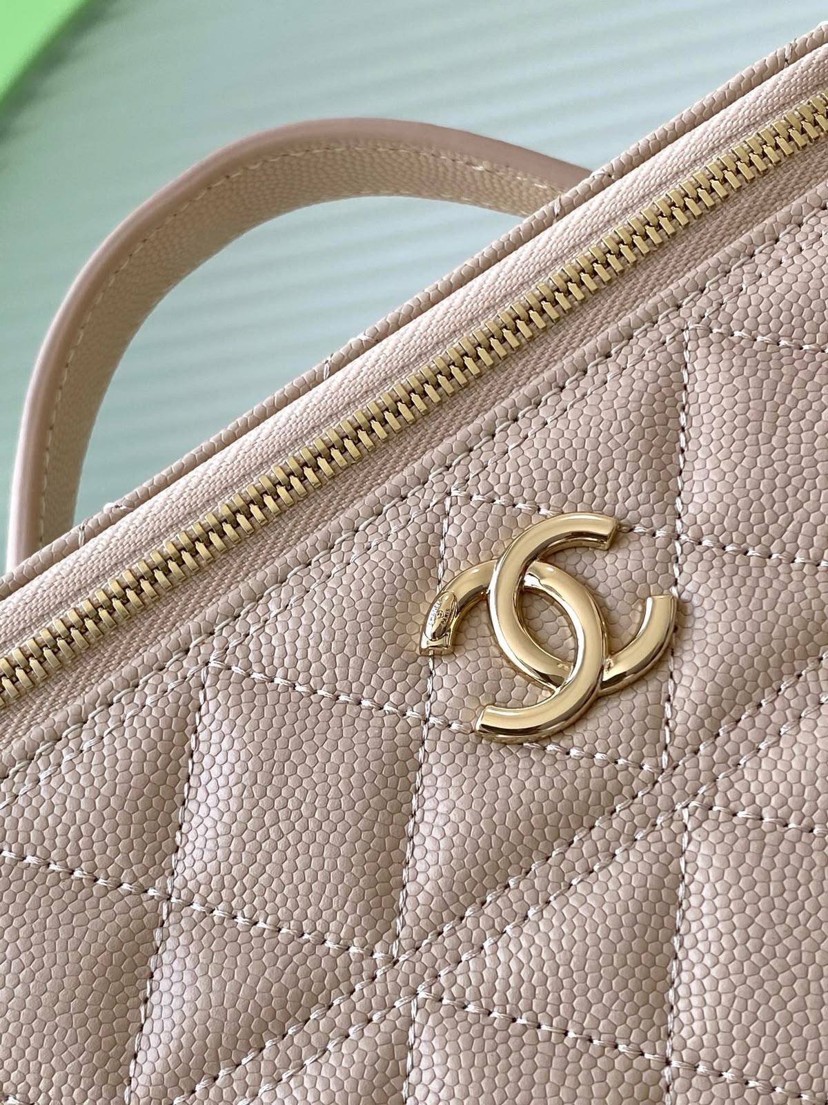 CHANEL GOOD QUALITY 
WITH BOX   
100 dhs✅

Zain295
♥️♥️♥️