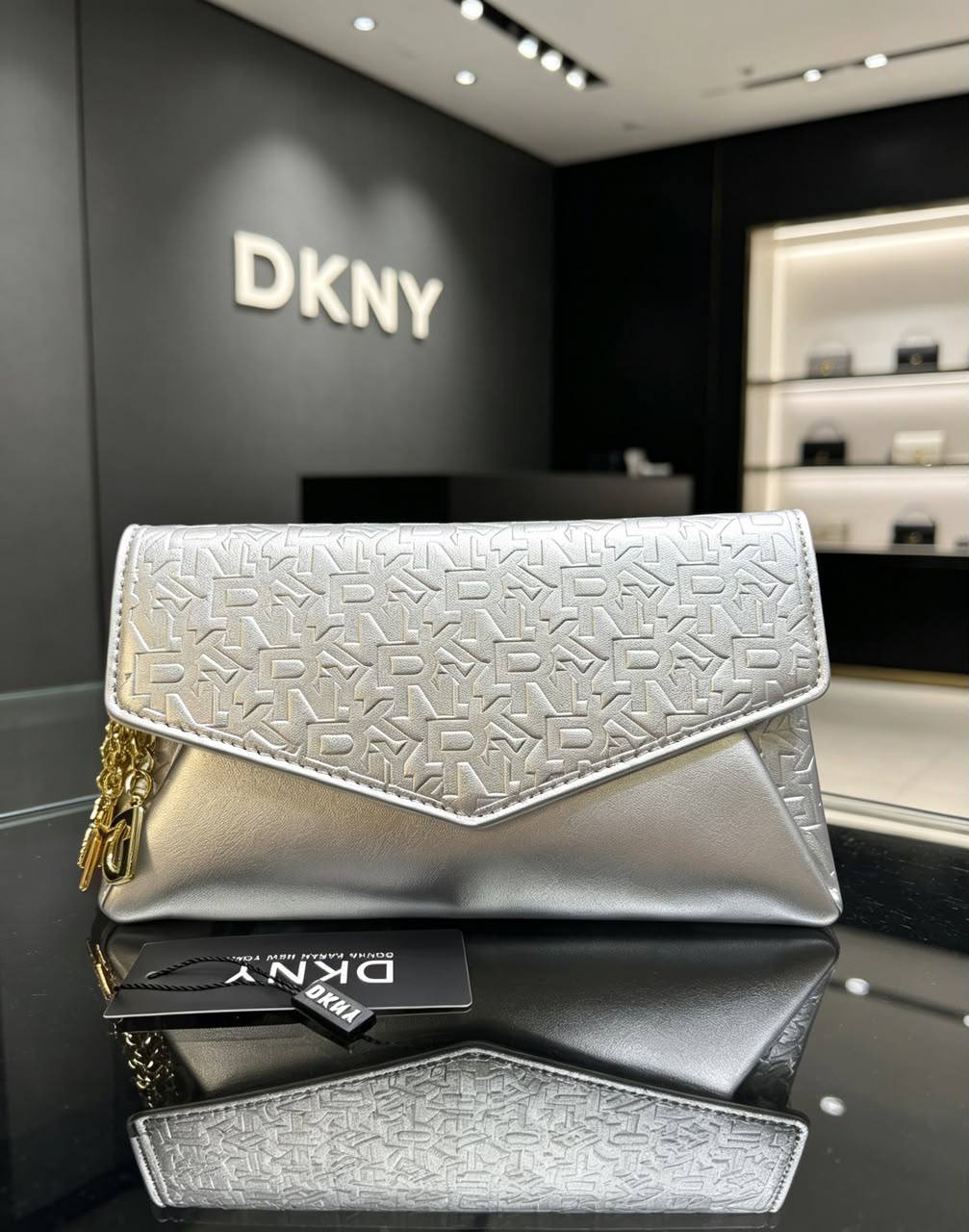 AVAILABLE 
Dkny PUNCH 

WITH BOX 
90 dhs🇦🇪🇦🇪

Zain169
♥️♥️♥️