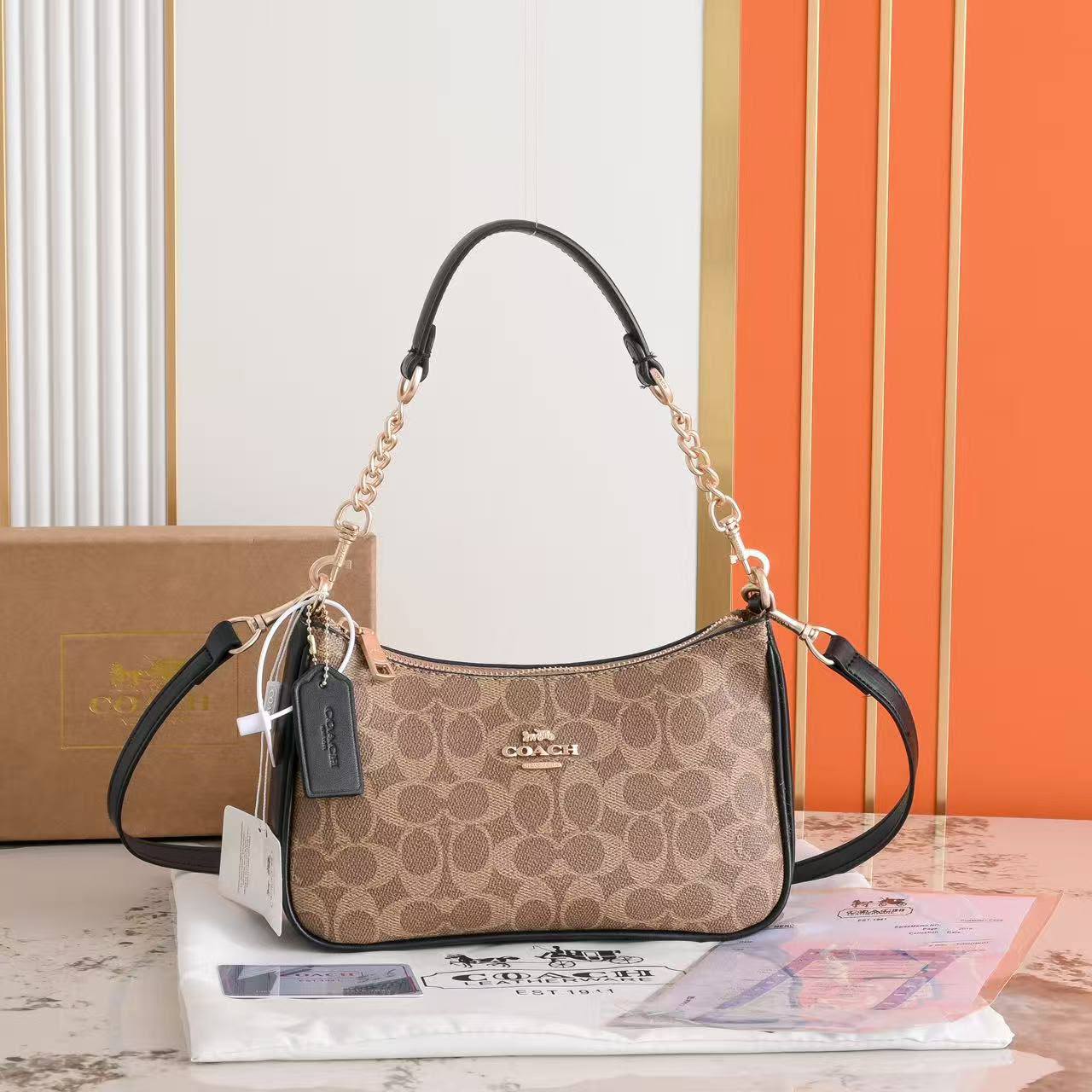 Coach
90 Dhs✅
With box
size 24×7×14cm

Zain42
♥️♥️♥️