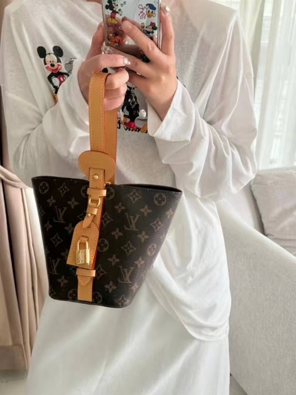LV
 NEW CAME GOOD QUALITY 

WITH BOX 
🎁🎁🎁

100 dhs🌺

Zain39
♥️♥️♥️