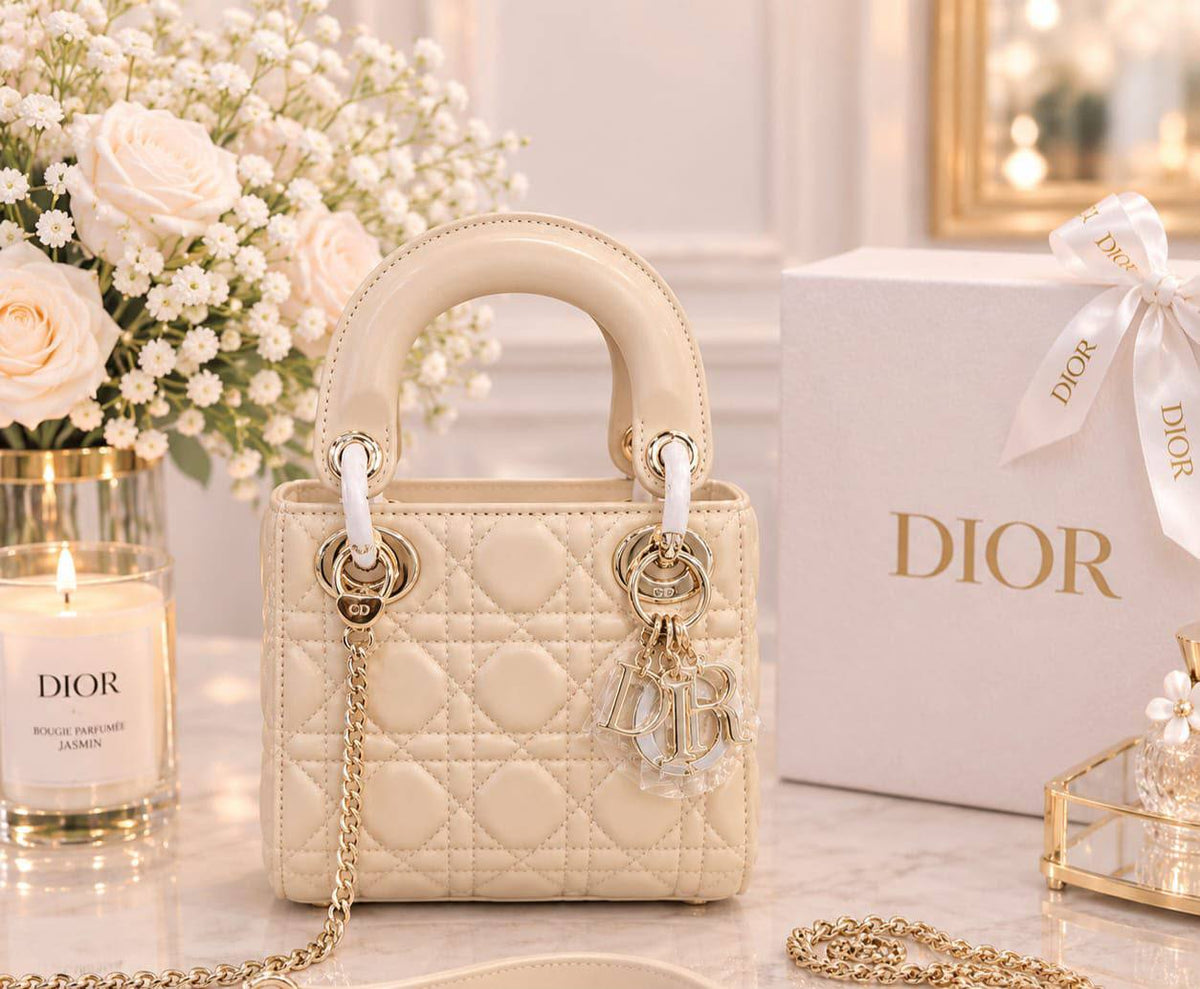 Dior Bag 

17Cm 
With Box
280 dhs🇦🇪🇦🇪

Zain131
♥️♥️♥️